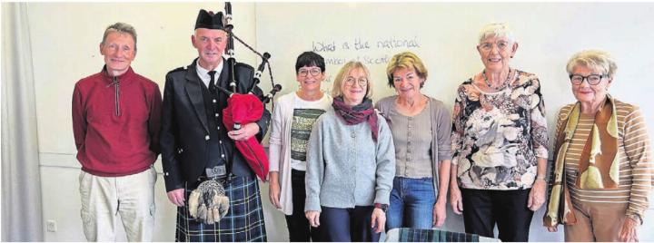 Vor Rührung gab es fast Tränen: Marcel Burger mit Kilt und Dudelsack im Englisch-Kurs der Pro Senectute. Bild: zg