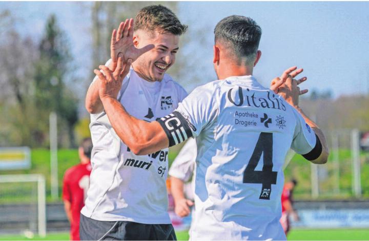 Gentrim Uka (links) beim Torjubel mit Teamcaptain Simone Parente. Nach dem Suhr-Spiel haben beide je vier Tore auf dem Konto. Bei Muri verteilt sich die Torgefahr auf zahlreiche Akteure im Team. Bild: Andy Müller