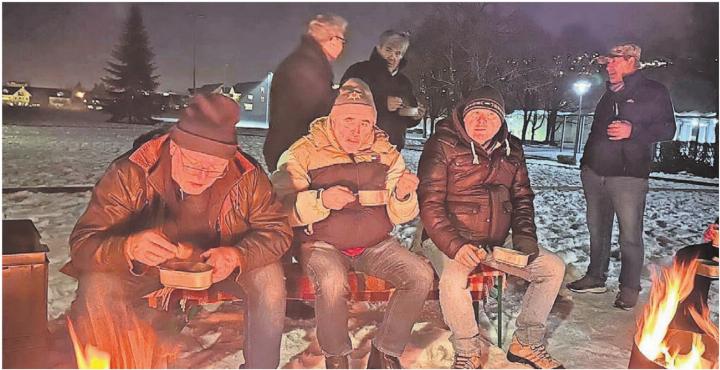 Der Neujahrsapéro des Pétanque Clubs Zufikon fand draussen statt. Bild: zg