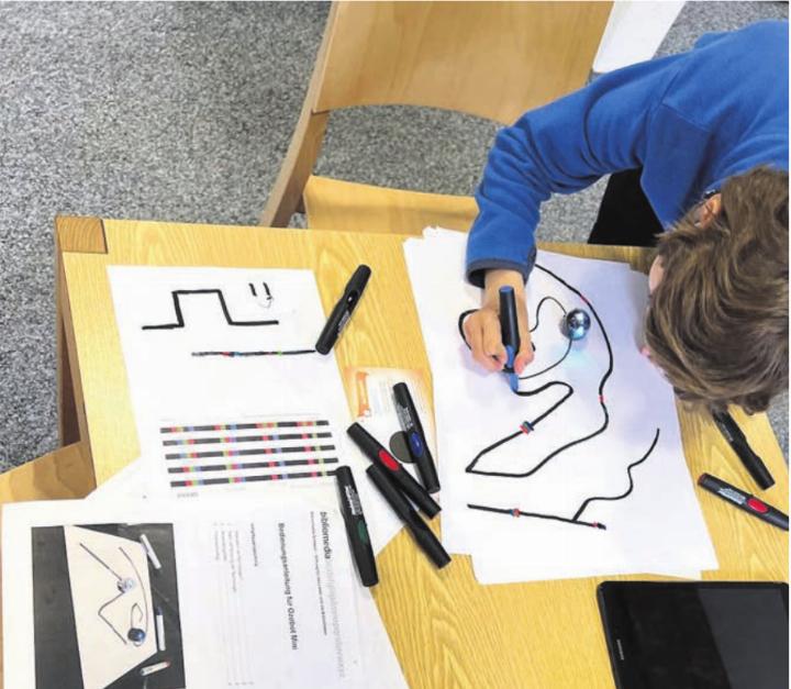 Die Mittelstufenschüler lernen mit der Technik umzugehen. Bild: zg