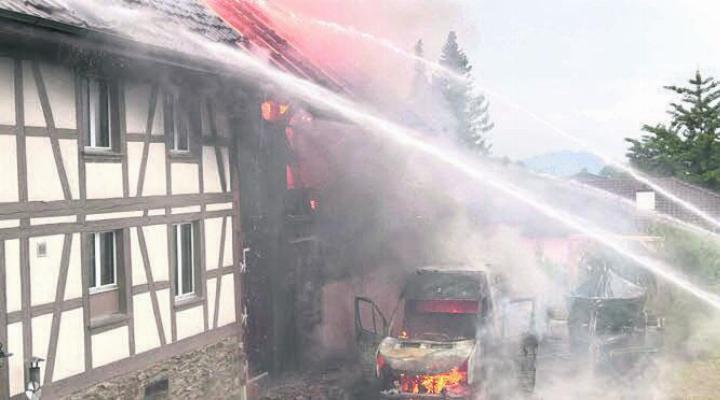 Vom Lieferwagen griffen die Flammen auf die Scheune und das Wohnhaus über. Bild:pz
