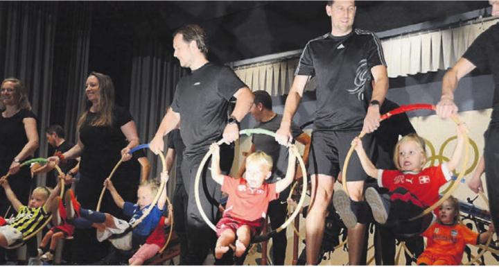 Die Kleinsten dürfen die Show eröffnen. Und beweisen, dass sich die olympischen Ringe bestens als Schaukeln nutzen lassen.