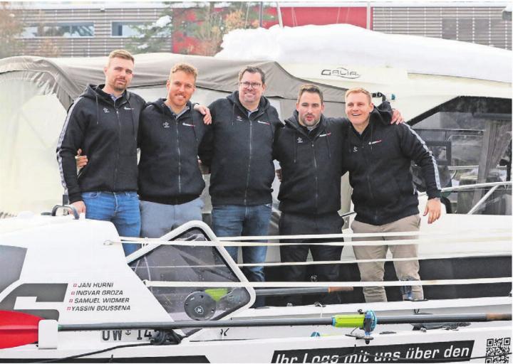 Die Mitglieder des Swiss Raw-Teams auf ihrem neuen Boot «Achilles», mit dem sie die Pacific Challenge in Angriff nehmen werden (von links): Samuel Widmer, Yassin Boussena, Teammanager Yves Neupert, Ingvar Groza, Jan Hurni. Bilder: Josip Lasic