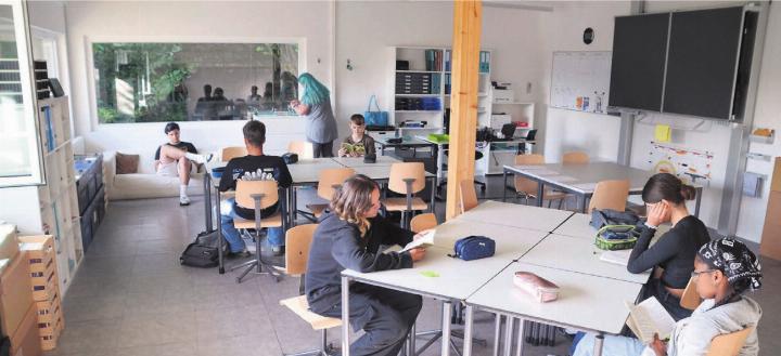 Ein moderner Lernort für die 2. Real a von Corinne Leupi. Ein Highlight im Provisorium ist die elektronische Wandtafel am rechten Bildrand. Bilder: Thomas Stöckli