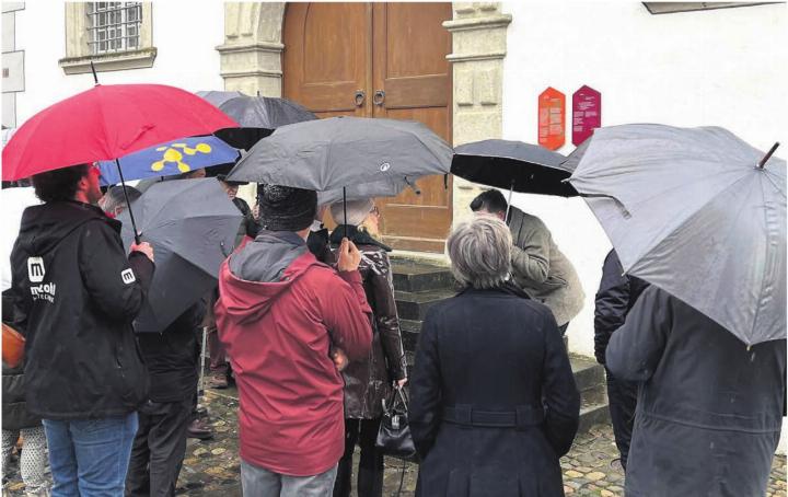 Wissbegierige Besucherinnen und Besucher trotz Hudelwetter. Sie
erfahren anlässlich der Einweihung der neuen Tafeln viel Interessantes. Auch die militärische Vergangenheit Bremgartens wird thematisiert – wie hier beim Zeughaus. Hier wurden bis ins Jahr 1800 die Waffen der städtischen Miliztruppen eingelagert.
Bild: Walter Minder Wissbegierige Besucherinnen und Besucher trotz Hudelwetter. Sie
erfahren anlässlich der Einweihung der neuen Tafeln viel Interessantes. Auch die militärische Vergangenheit Bremgartens wird thematisiert – wie hier beim Zeughaus. Hier wurden bis ins Jahr 1800 die Waffen der städtischen Miliztruppen eingelagert.
Bild: Walter Minder