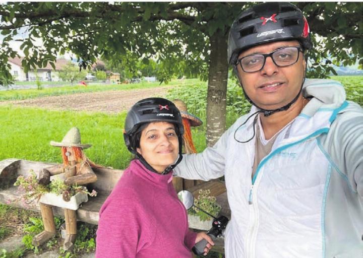 Der Velokurs von Priti Vaidya (links) soll mehr Sicherheit im Strassenverkehr bringen. 
Bild: zg