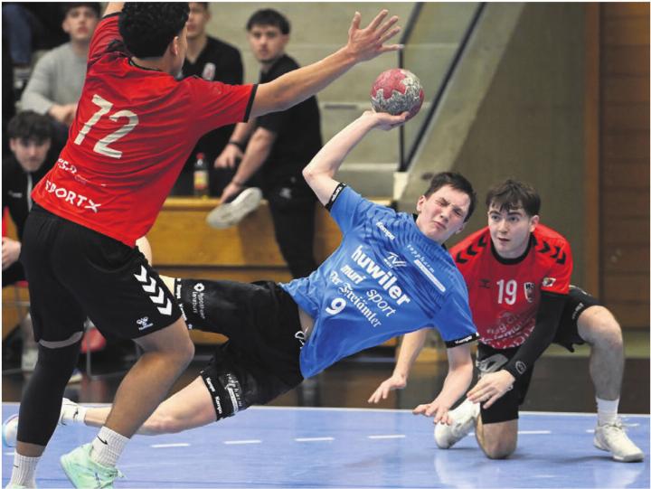 Augen zu und Tor: Laurin Kreyenbühl trifft gegen den HSC Suhr Aarau 10 Mal. Bild: Alexander Wagner