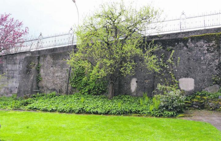 Die historische Klostermauer wurde in den letzten Jahren stark vom Verkehr belastet. Bilder: Celeste Blanc