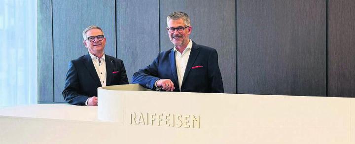 Marc Jordan, Vorsitzender der Bankleitung (links), und Christoph Stocker, Leiter Geschäftsstelle Sins, freuen sich über die gelungenen Investitionen in die modernisierte Geschäftsstelle Sins. Bild: zg