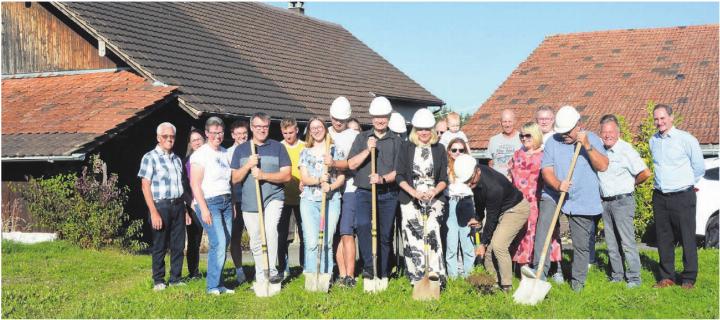 Investoren, Aktionäre, künftige Wohnungsbesitzer beim Spatenstich zur Überbauung Bergblick in Buttwil. Die Gebäude im Hintergrund werden abgerissen. Bild: Annemarie Keusch