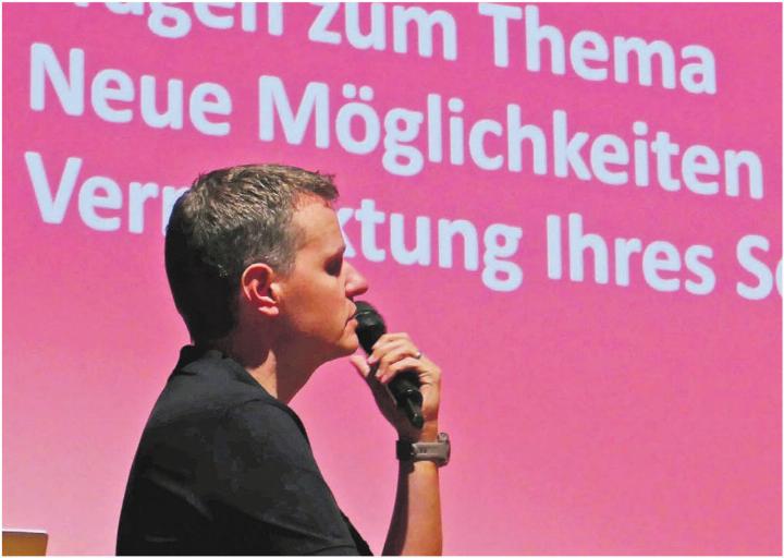 EF-Geschäftsführer Christian Strebel und das Bild der Vermarktungsmöglichkeiten. Bilder: Richard Gähwiler