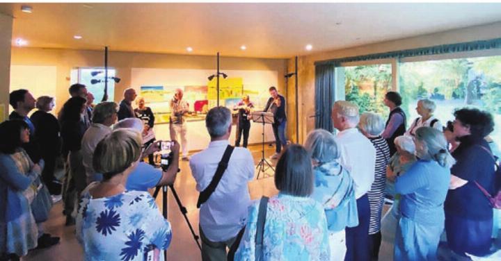 Volle Villa Wild bei der Vernissage von Urs Walter. Bild: zg