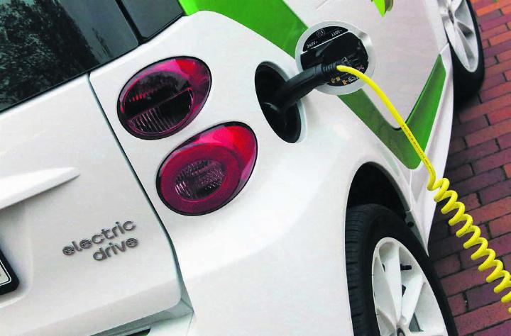 Der Gewicht- und Leistungs-«Nachteil» von effizienten und klimaschonenden Antriebstechnologien wird kompensiert, darüber hinaus dürfen Besitzer von E-Autos bei der Steuer-Bemessung nicht mit Förderung rechnen. Bild: Tim Reckmann / pixelio.de
