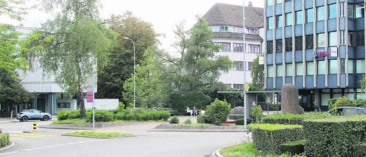 Wohlen und Bremgarten sind von der Bankenübernahme als Standortgemeinden betroffen: In Wohlen stehen die Filialen der CS (links) und der UBS gleich nebeneinander. Bild: dm