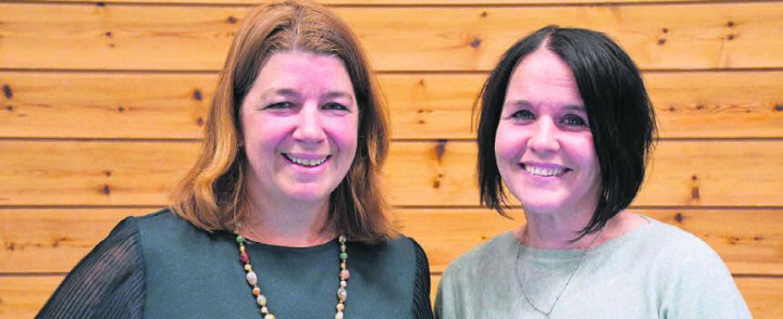 Die frisch gewählte Frau Gemeindeam-mann Dominique Hoffmann, links, mit ihrer erfahrenen Frau Vizeammann Claudia Gauch.Bild: vaw