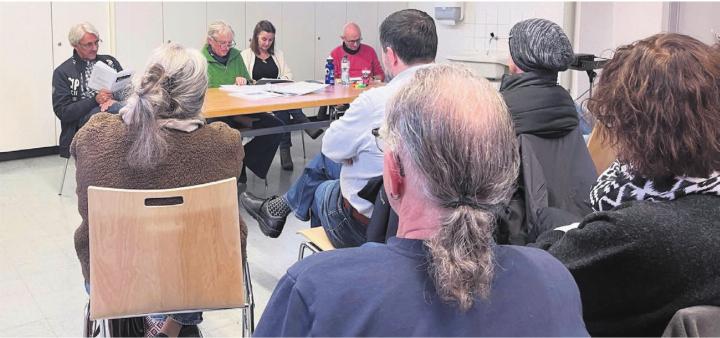 Stellten den Darstellern und Darstellerinnen das Theaterstück mit all seinen unterschiedlichen Rollen vor (von links): Präsident Christian Roth, Regisseurin Brigitt Maag, Vorstandsmitglied Esther Schweizer und Autor Paul Steinmann. Bild: Britta Müller