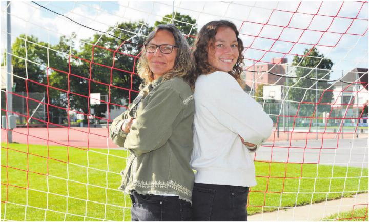 Carmen (links) und Laura Vogt sind ein Powerteam. Gemeinsam haben sie ihr Start-up MindSave gegründet. Sie wollen Goalies, egal aus welcher Sportart, helfen, mentale Stärke zu erlangen.
Bild: Sabrina Salm Carmen (links) und Laura Vogt sind ein Powerteam. Gemeinsam haben sie ihr Start-up MindSave gegründet. Sie wollen Goalies, egal aus welcher Sportart, helfen, mentale Stärke zu erlangen.
Bild: Sabrina Salm