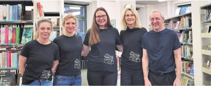 Das Team der Gemeindebibliothek freut sich auf das Jubiläum (v. l.): Tanja Widmer, Suzanne Stotz, Leiterin Melanie Müller, Karin Renner, Markus Weber. Es fehlt Susi Aschwanden. Das Team der Gemeindebibliothek freut sich auf das Jubiläum (v. l.): Tanja Widmer, Suzanne Stotz, Leiterin Melanie Müller, Karin Renner, Markus Weber. Es fehlt Susi Aschwanden.