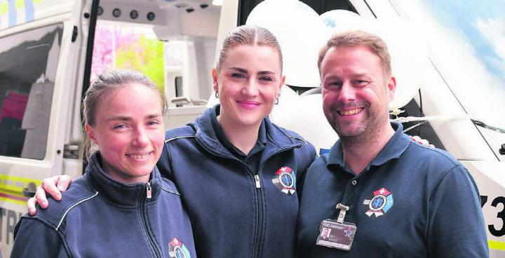 Pia Gyger, Belinda Sutter und Patrick Rickli vom Rettungsdienst Neeser stehen am 144er-Tag Red und Antwort. Bilder: Monica Rast / zg