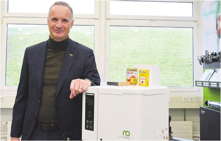 Im Alltag sind die Produkte, an deren Verpackungen auch die Firma Robatech mitwirkt, omnipräsent. CEO Yves Ottiger zeigt einige davon. Bild: Annemarie Keusch