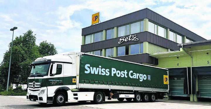 Die Post hat der Güterlogistik einen neuen Markenauftritt verpasst – mit einem neuen Namen und einer neuen Farbe. Geblieben ist das Setz-Logo an der Fassade. Bilder: Chregi Hansen