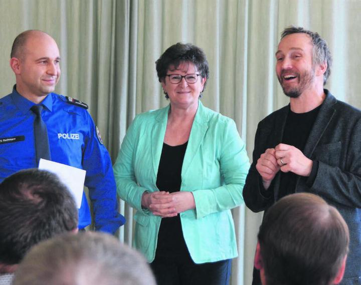 «Kopf des Monats» ist die strahlende Milly Stöckli, umgeben von Simon Bachmann (links) und Hans-Peter Budmiger. Bild: Archiv