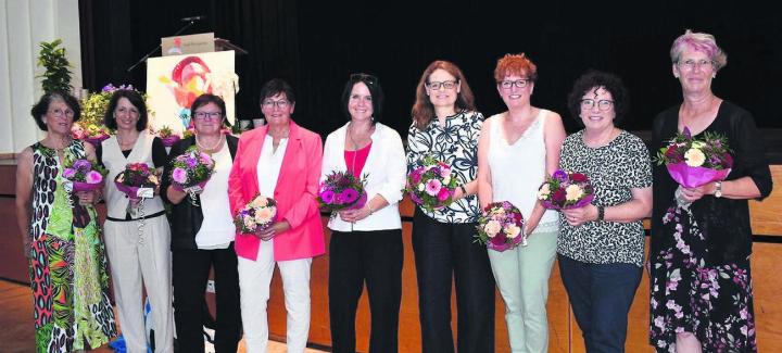 Die Preisträgerinnen aus den Bezirken Bremgarten und Muri: (von links) Rosmarie Groux (Berikon), Petra Oggenfuss (Berikon), Doris Stöckli (Bremgarten), Evelyn Pfister (Arni), Claudia Gauch (Bettwil), Katja Zimmermann (Auw), Cornelia Stutz (Niederwil), Marlis Villiger (Auw) und Franziska Stenico (Beinwil/Freiamt). Bild: Erika Obrist