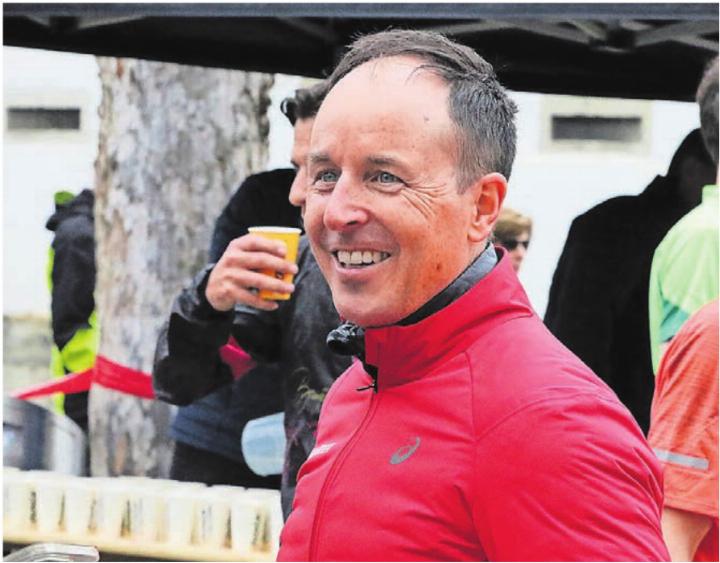 Kurz plaudern, ein Autogramm oder ein Selfie holen: Viktor Röthlin war begehrt bei Teilnehmern und Besuchern des Reusslaufs.