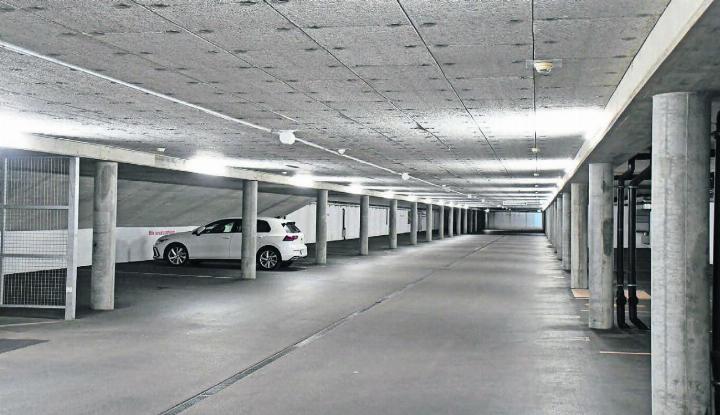 Platz wäre hier mehr als reichlich vorhanden: Im alten Bereich der Parkierungsanlage Hofmatten stehen die Parkfelder praktisch immer leer. Eine Vermietung will die Gemeinde Wohlen jedoch partout nicht. Bild: Daniel Marti