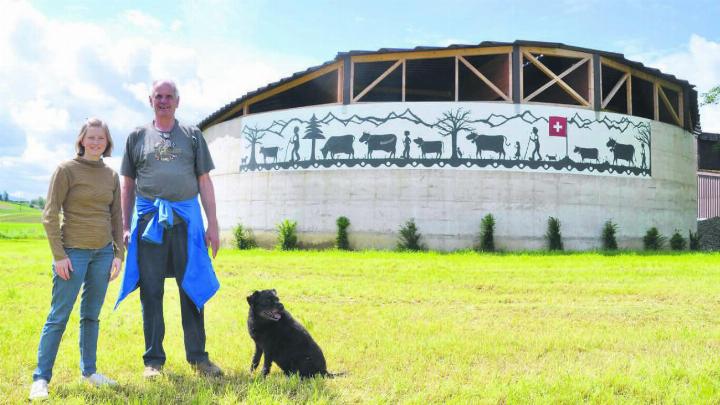 Glücklich über das Kunstwerk am Güllensilo und stolz darauf: Sandra Halter und Urs Gumann. Bild: Thomas Stöckli