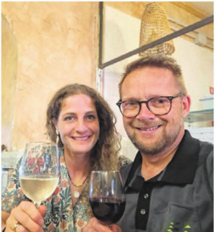 Neu im Gemeinderat: Niklaus Lusser stösst mit seiner Frau in den Ferien auf den Wahlerfolg an. Bild: zg