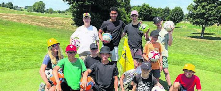 Mit Fussball-Golf beschäftigte sich eine der Gruppen während ihrer Anreise. Bild: zg