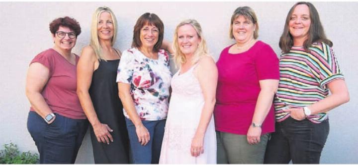 Der aktuelle Vorstand mit der scheidenden Präsidentin Christine Bächer (3. von rechts) darf den Preis nach der GV entgegennehmen. Bild: zg