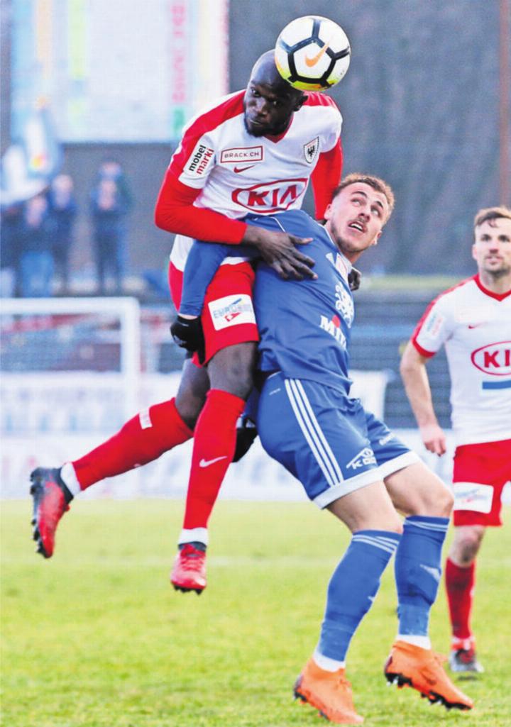 Taulant Seferi im Trikot des FC Wohlen 2018 (rechts, hier gegen Aaraus Igor Nganga). Nun spielt der 27-Jährige an der EM für Albanien. Bilder: Freshfocus/Archiv