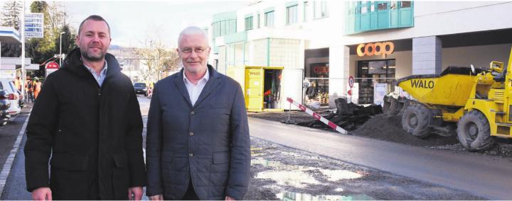 Die Verzögerung der Sanierung der Alten Bahnhofstrasse hat der ibw praktisch in die Hände gespielt, so konnte der neue Wärmeverbund zusammen mit den Strassenarbeiten realisiert werden: Projekleiter Drilon Bajrami und ibw-Geschäftsleiter Peter Lehmann. Bilder: Daniel Marti Die Verzögerung der Sanierung der Alten Bahnhofstrasse hat der ibw praktisch in die Hände gespielt, so konnte der neue Wärmeverbund zusammen mit den Strassenarbeiten realisiert werden: Projekleiter Drilon Bajrami und ibw-Geschäftsleiter Peter Lehmann. Bilder: Daniel Marti