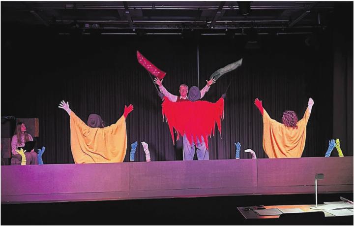 Auch Körpereinsatz ist gefragt – nicht zuletzt bei den pantomimischen Darstellungen. Bilder: Annemarie Keusch