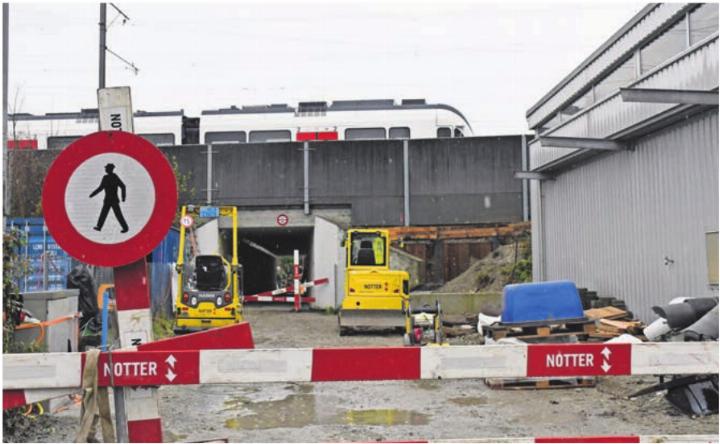 Mitte Februar sollte die Unterführung wieder offen sein, inzwischen ist Dezember, und noch immer kann die Stelle nicht passiert werden. Bild: dm