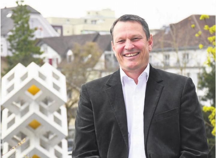 Vor dem frisch geputzten Wohler Wahrzeichen: Roland Vogt ist gut in seine erste Amtszeit als Gemeindeammann gestartet. Bild: dm