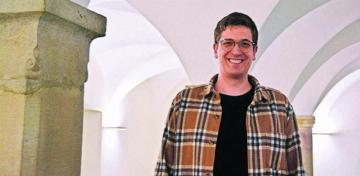 Christoph Vogt in der Bogenhalle des Klosters Muri – viele Räumlichkeiten kennt er seit Jahren. «Gross einleben musste ich mich nicht», sagt er. Bild: Annemarie Keusch
