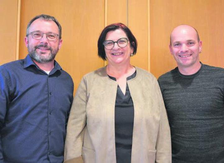Präsidentin Claudia Dober verabschiedete Marco Meier (links) aus dem Vorstand und begrüsste Roger Arnold. Bild: Annemarie Keusch