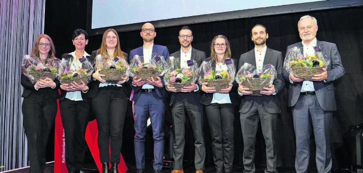 Die Raiffeisen-Jubilarinnen und -Jubilaren, von links: Michelle Kuhn (5 Jahre), Yolanda Fischer (30), Myriam Schurtenberger (15), Rafael Jäger (25), Quirin Senn (25), Jenny Etter (10), Riccardo Cavegn (5), Gerhard Niederberger (20). Bild: zg