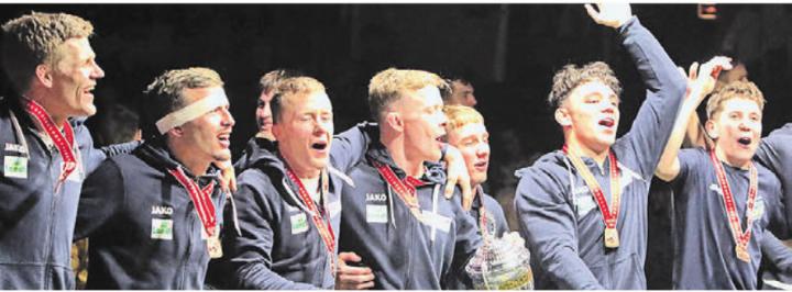Feiern ihren 3. Platz: die Ringer der RS Freiamt. Bild: jl