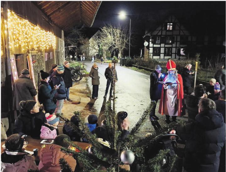 Der Laternenweg zieht viele Leute an, natürlich auch, als der Samichlaus zu Gast war. Bild: zg