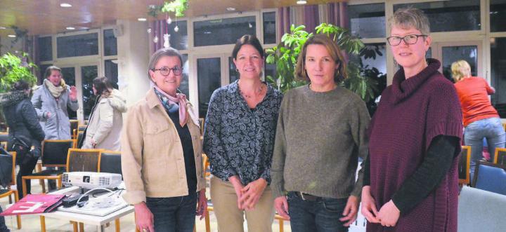 Referentin Katharina Hardegger (2. v. r.), Psychotherapeutin am Marie-Meierhofer-Institut Zürich, mit dem Team der Mütter- und Väterberatung Bezirk Muri, von links: Claudia Züttel Kälin, Priska Kaufmann und Natascha Zimmermann. Bild: Thomas Stöckli