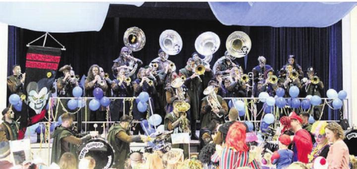 Gute Stimmung an der Kinderfasnacht, auch dank der Guggenmusik. Bild: zg