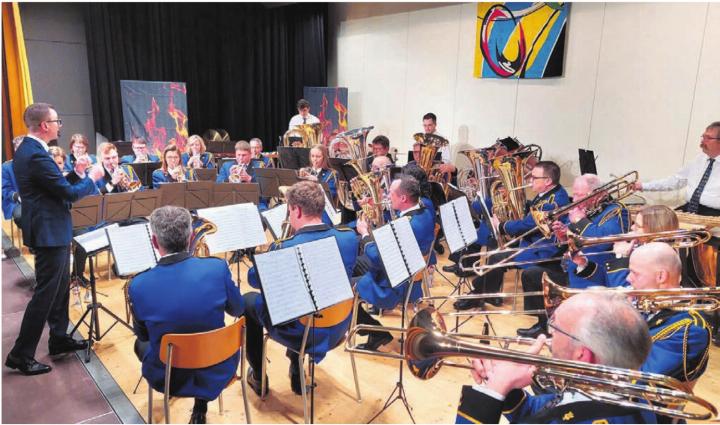 Unter der Leitung von Silvan Zemp (links) präsentierte die Musikgesellschaft ein abwechslungsreiches Programm. Bilder: ew