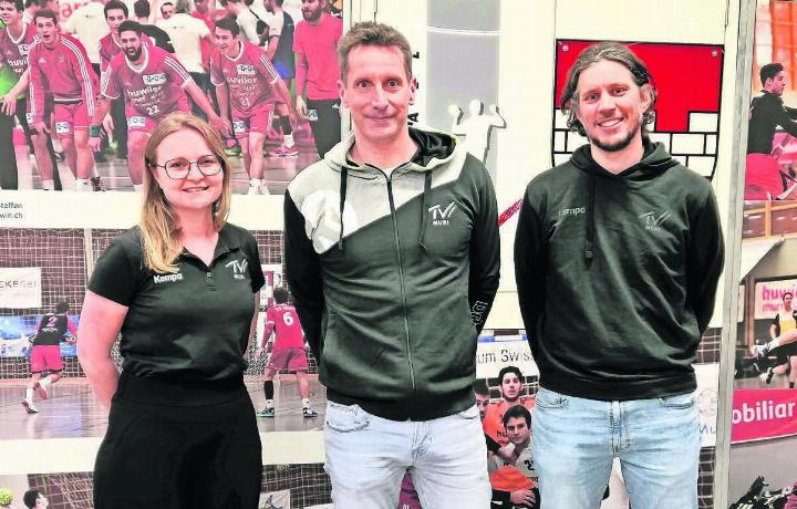 Eine neue Ära ist eingeläutet. Von links: Präsidentin Lucia Schroth, der neue Trainer Björn Navarin und Sportchef Tobias Wipf. Bild: zg