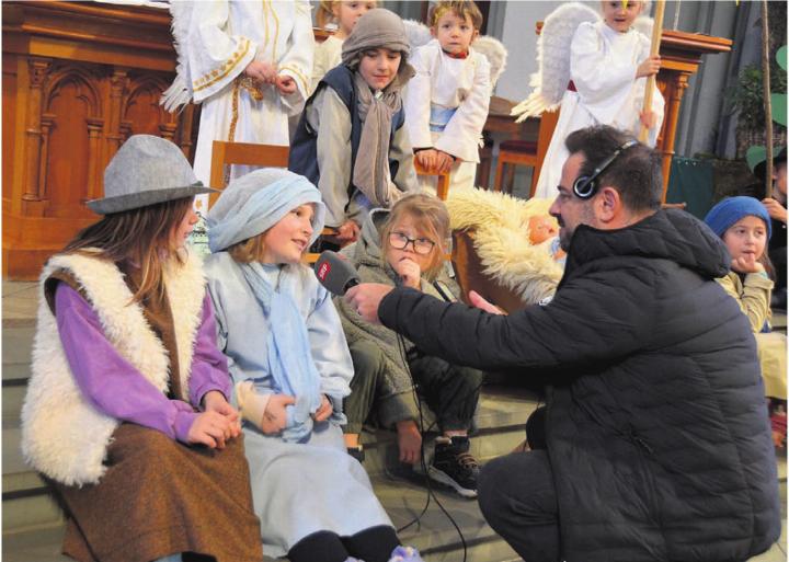 Stolz erzählen die Kinder ins SRF-Radio-Mikrofon, was ihnen am Krippenspiel Spass macht.