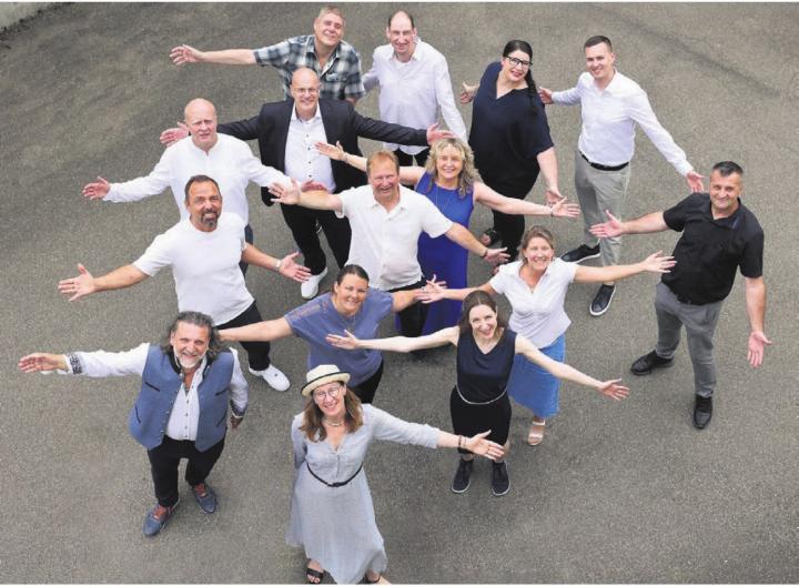 Ein Grossteil des Teams der Mediwar AG mit Geschäftsführerin Felicity Bechinger (vorne). Bild: zg