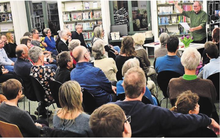 Marcel Huwyler ist ein Garant für einen unterhaltsamen Abend mit Lesung und Erzählungen. Bilder: Monica Rast (2) / zg (1) Marcel Huwyler ist ein Garant für einen unterhaltsamen Abend mit Lesung und Erzählungen. Bilder: Monica Rast (2) / zg (1)